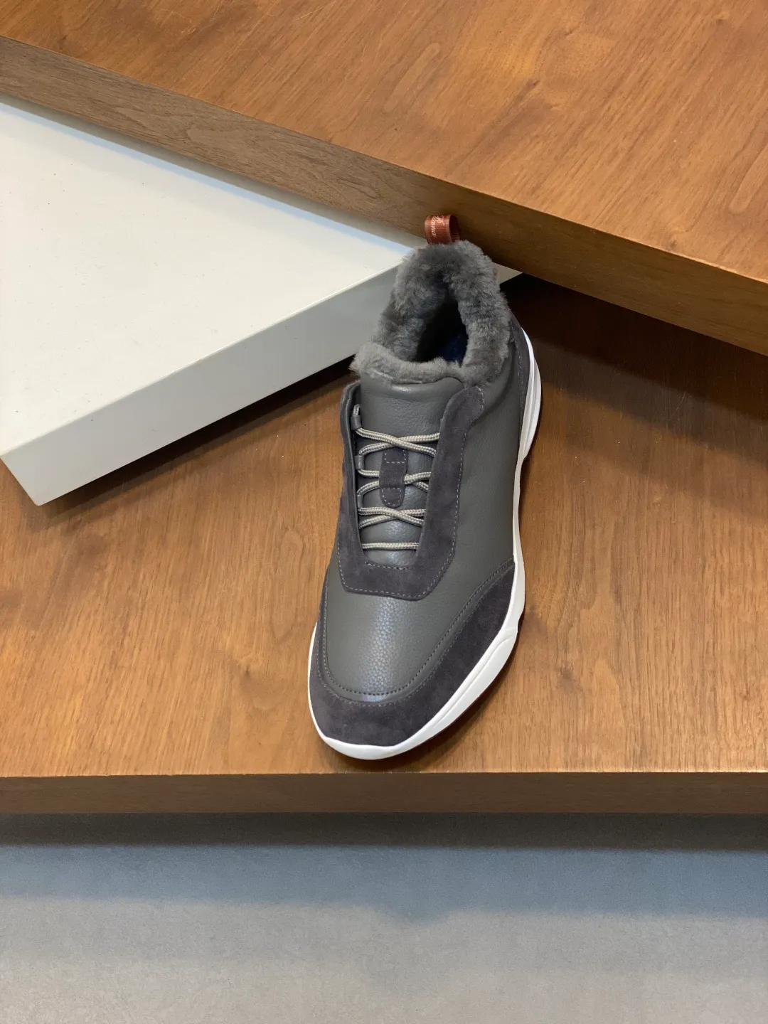 Men's shoes 💰840 Winter LoroPiana WeekendWalk men's wool warm sneakers! Specially designed wool warm shoes for men! This WeekEndWalkEvo casual shoe reinterprets the WeekEnd casual shoe with a design that combines the characteristics of running shoes and walking shoes. An improved version of the classic shoe style in the autumn/winter series, the shoe body is made of fleece cotton blend with a slight elasticity to ensure that the upper part of the shoe is covered and fitted. The narrow silhouette in the middle and the warmth of the integrated fur lining make the shoes comfortable and practical to wear. The shoe details, combined with the lightweight rubber sole with ridged edges, add a sporty feel to the shoe. Kummel rubber sole with stitching and ultra-light technical material sole: This design structure helps distribute weight properly and improve shock absorption. Raised edges on the sole ensure traction and stability during walking. Body: 97% cotton, 3% spandex lining. Wool sole rubber! Size: 39/40/41/42/43/44 (45.46 customized) standard leather shoe size original box package